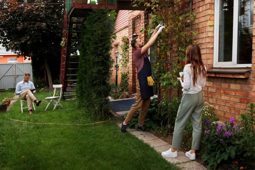 Arreglando el jardín de casa